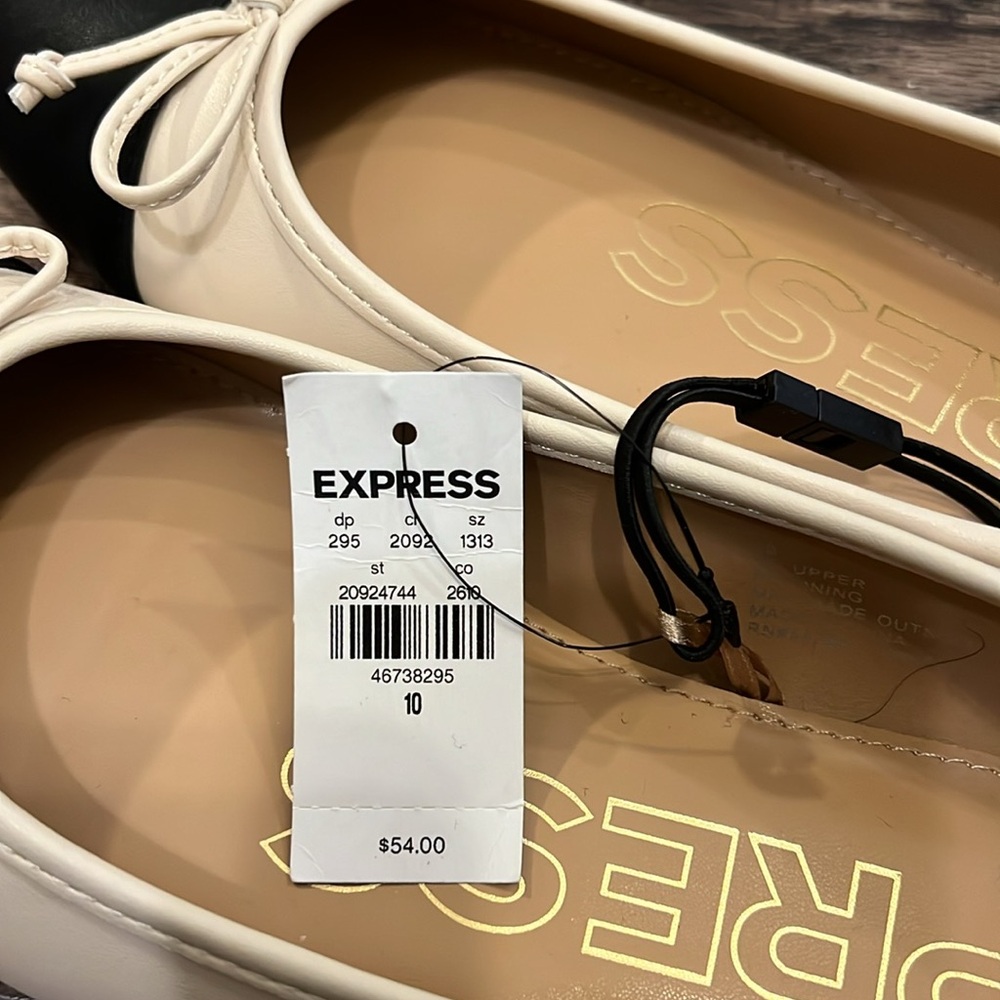 NWT! Express cream and black cap round toe ballet flats - Picture 7 of 7